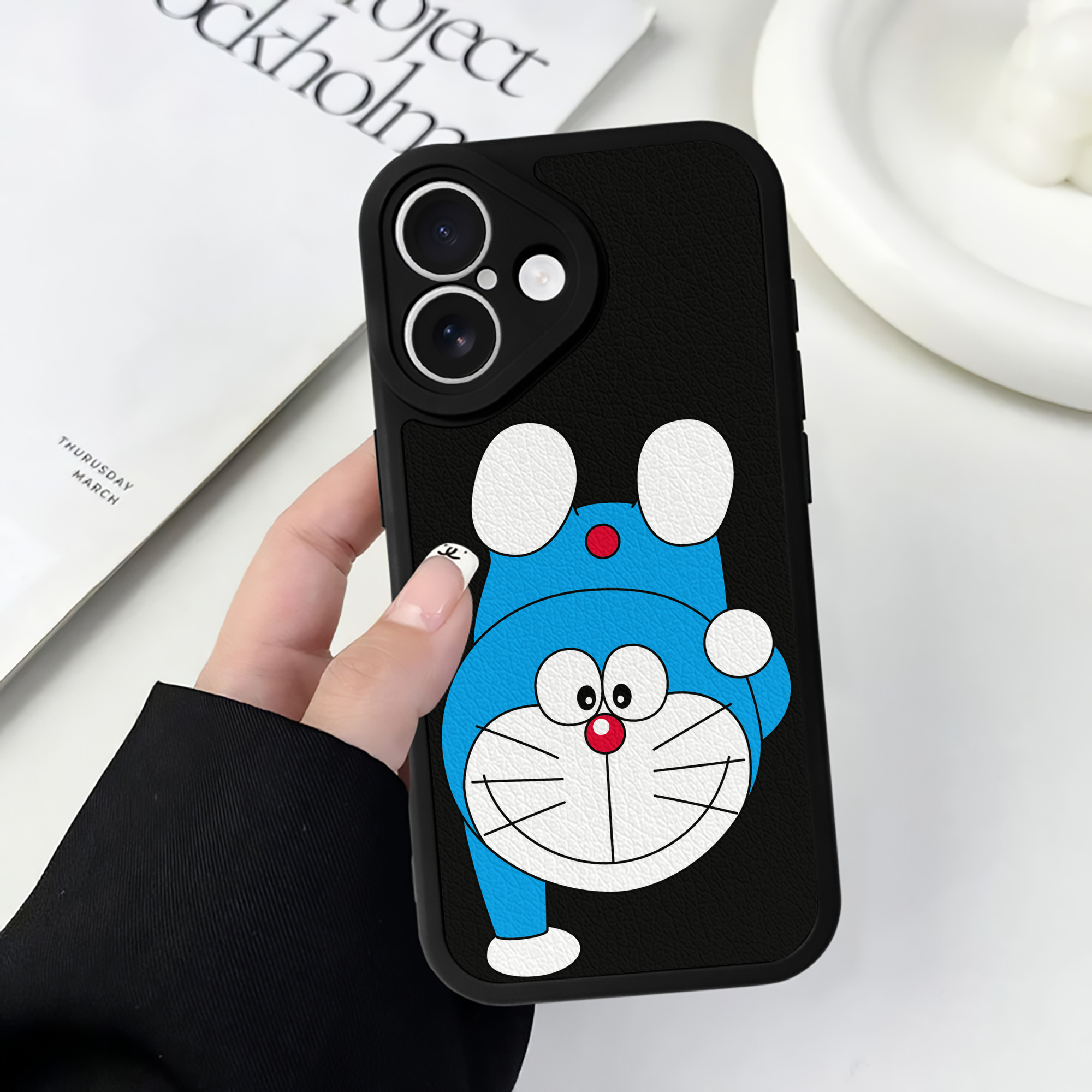 （画像用） ドラえもん Doraemon 【iPhone 16シリーズ対応】シリコンスマホケース（レザー調） 材質：シリコン